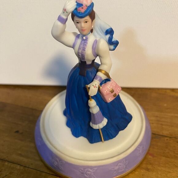 AVON PRESIDENTS CLUB MRS PFE ALBEE  (2) DOMED PORCELAIN MINI FIGURINE, 1996/1997 - Picture 3 of 11